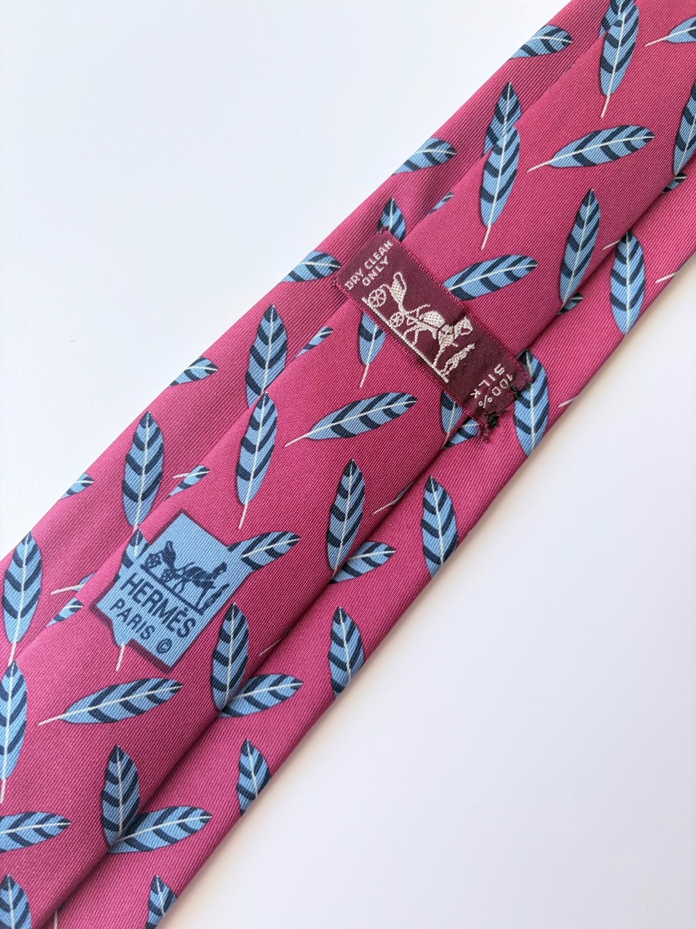 Hermès Paris 995 SA Plumes Blue Feathers Burgundy Silk Tie